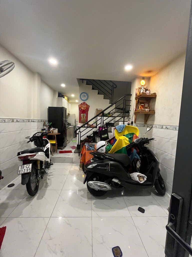 Bán nhà MT hẻm, xe hơi tới nhà dòng tiền ổn định Quận 7, DT 32m2