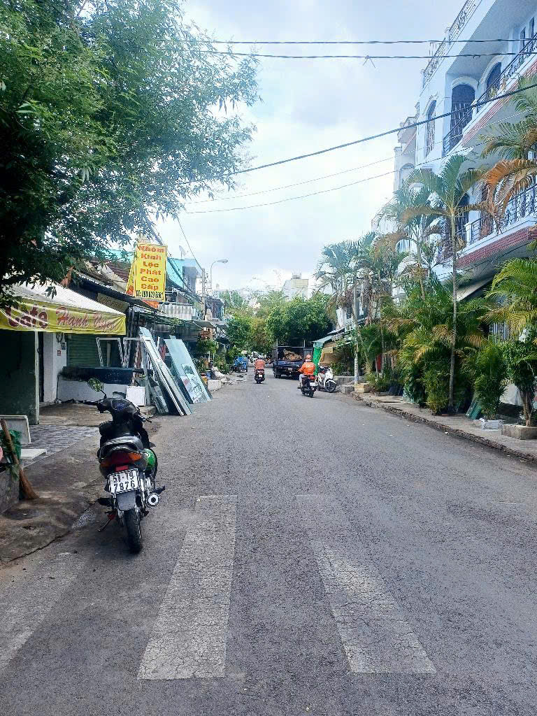 BÁN NHÀ CÓ VỊ TRÍ ĐẸP, KINH DOANH BUÔN BÁN MỞ TIỆM, CTY, VĂN PHÒNG